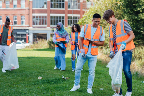istock Collecting Abandoned Litter 1417033313