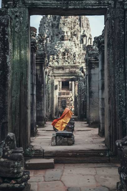 アンコールワットの壁に囲まれた仏教僧侶の像 - cambodia monk buddhism angkor wat ストックフォトと画像
