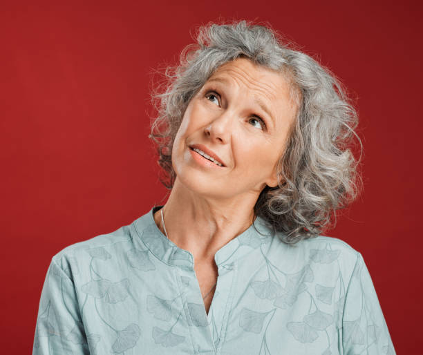 pensar y buscar a una señora o abuela madura mayor que decida la mejor jubilación anticipada o hogar de ancianos. abuelo anciano o mujer de la tercera edad que tiene que pensar, recordar y visualizar una idea - raised eyebrows women human face thinking fotografías e imágenes de stock