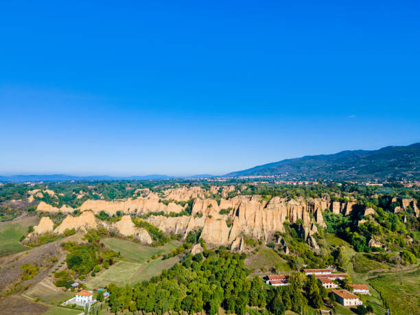 balze del valdarno - arezzo, toscane - natural landmark autumn canyon cliff photos et images de collection