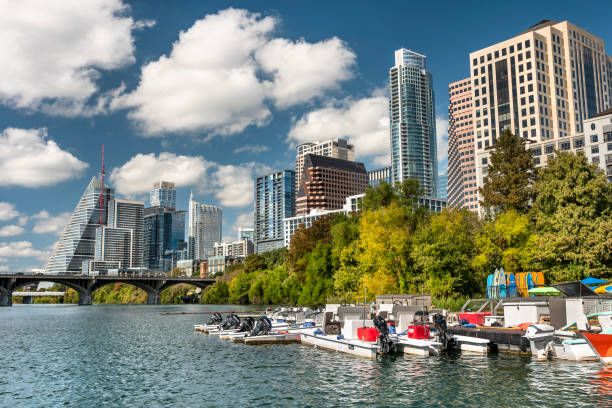 blick auf die skyline der stadt über den colorado river in der innenstadt von austin texas usa - austin texas skyline texas cityscape stock-fotos und bilder