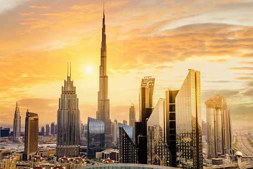 Vista del horizonte del centro de Dubai al atardecer. Dubái al amanecer. Dubai - increíble horizonte de la ciudad con rascacielos de lujo al atardecer, Emiratos Árabes Unidos. photo