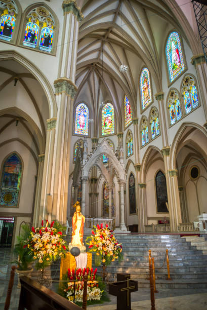 интерьер собора гуаякиля - stained glass jesus christ glass church стоковые фото и изображения