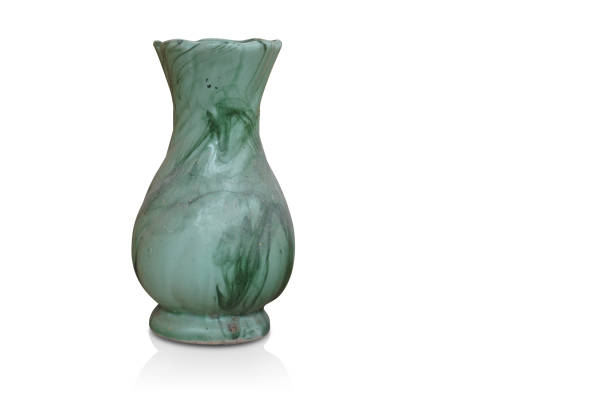 Five ceramic jugs are on the wooden board. The jugs standing diagonally receive lateral light at the same time.