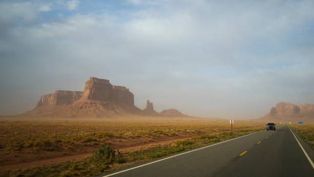 pequeña tormenta de arena formándose en monument valley, ee.uu. - truck space desert utah fotografías e imágenes de stock