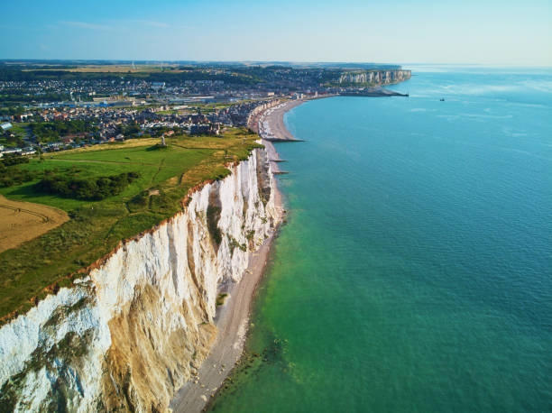 paisagem panorâmica pitoresca de falésias de giz branco perto de mers-les-bains - picardy - fotografias e filmes do acervo