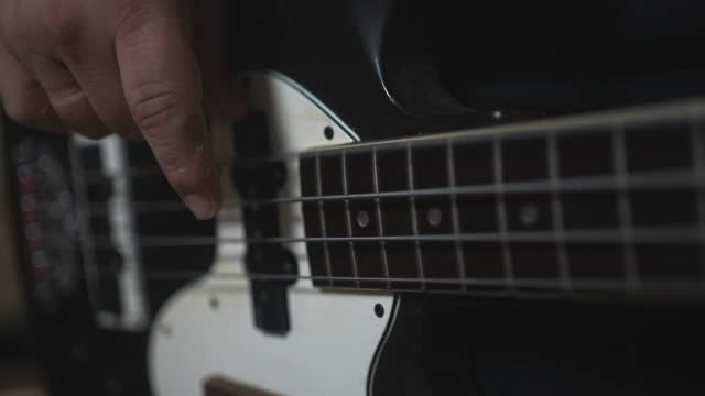 Grooving Lines Played By Bassist