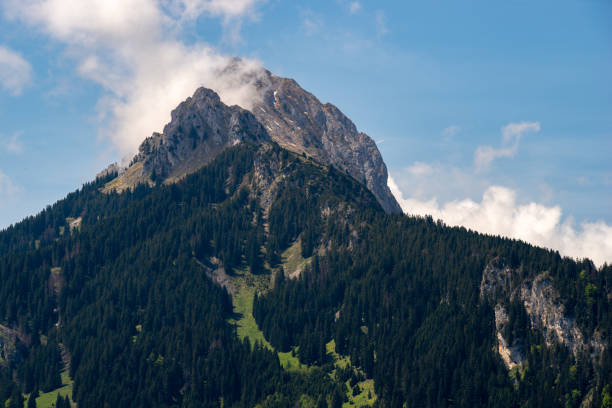 놀랍도록 화창한 날에 티롤의 로이트 (reutte)에서 게렌 스피체 (gehrenspitze) 산으로보기. - gehrenspitze 뉴스 사진 이미지
