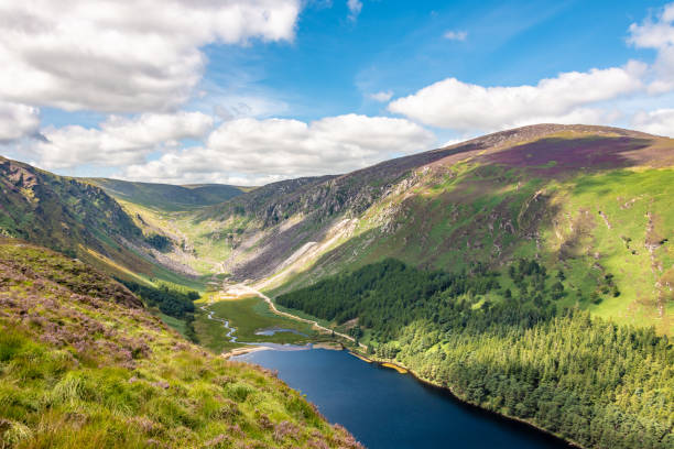 glendalough upper lake w górach wicklow - lakes of killarney zdjęcia i obrazy z banku zdjęć