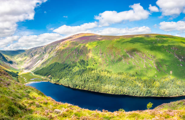 lago glendalough upper nas montanhas wicklow - upper view - fotografias e filmes do acervo