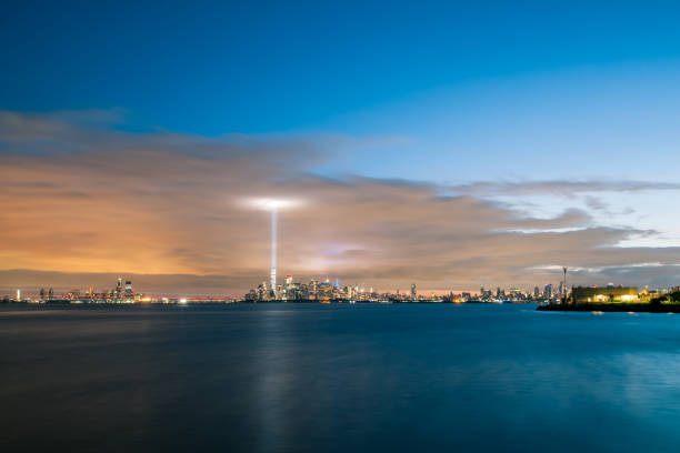 new york city manhattan skyline all'alba con tribute in light riposando tra le nuvole in memoria dell'11/9 del 19° anniversario - world trade center september 11 new york city manhattan foto e immagini stock