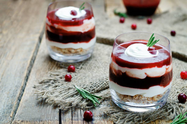 kuvapankkikuvat ja rojaltivapaat kuvat aiheesta karpalo makea kastike kreikkalainen jogurtti parfait lasissa - mousse dessert
