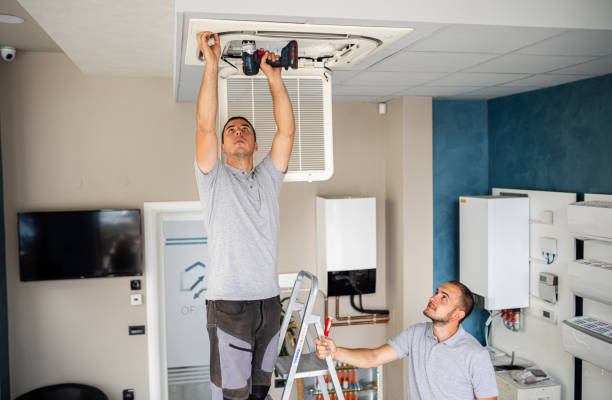 pracownicy instalują pracowników klimatyzacji - men home interior screwdriver cable zdjęcia i obrazy z banku zdjęć