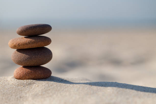 piedras en la playa, composición minimalista, espacio para texto. entrenamiento de la sensibilidad, concepto. símbolo de mindfulness - sensibility fotografías e imágenes de stock