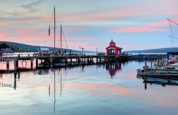 lago seneca a watkins glen, new york - watkins glen foto e immagini stock