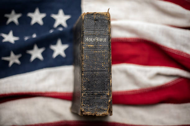 vintage bible on an american flag - bible american flag flag old fashioned imagens e fotografias de stock