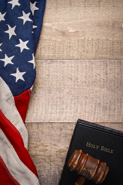 sacra bibbia con martelletto su una bandiera americana - bible american flag flag old fashioned foto e immagini stock