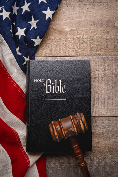 holy bible with gavel on an american flag - bible american flag flag old fashioned imagens e fotografias de stock