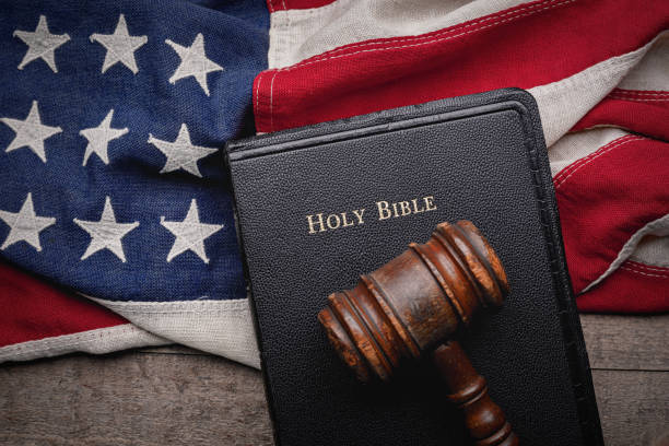 アメリカの国旗に小槌の付いた聖書 - bible american flag flag old fashioned ストックフォトと画像