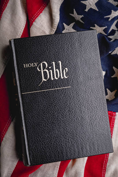 holy bible on the american flag - bible american flag flag old fashioned imagens e fotografias de stock