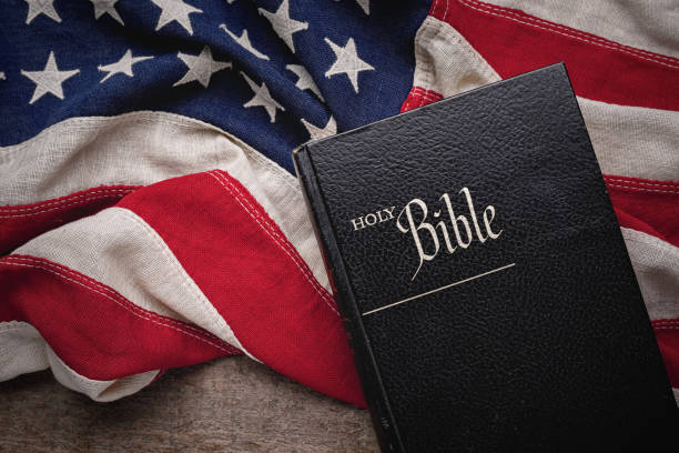 holy bible on the american flag - bible american flag flag old fashioned imagens e fotografias de stock