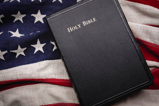 holy bible on the american flag - bible american flag flag old fashioned imagens e fotografias de stock