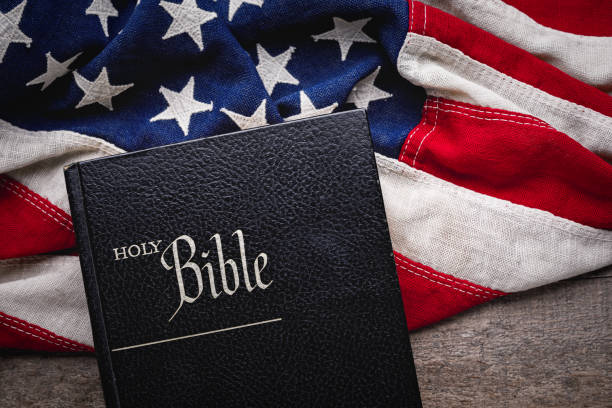 sacra bibbia sulla bandiera americana - bible american flag flag old fashioned foto e immagini stock