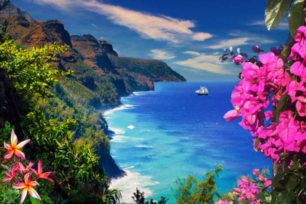 побережье на пали с кораблем гавайи - hawaii islands mountain kauai sea стоковые фото и изображения