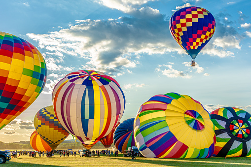 Múltiples globos gigantes de colores están siendo soplados en el festival de globos photo
