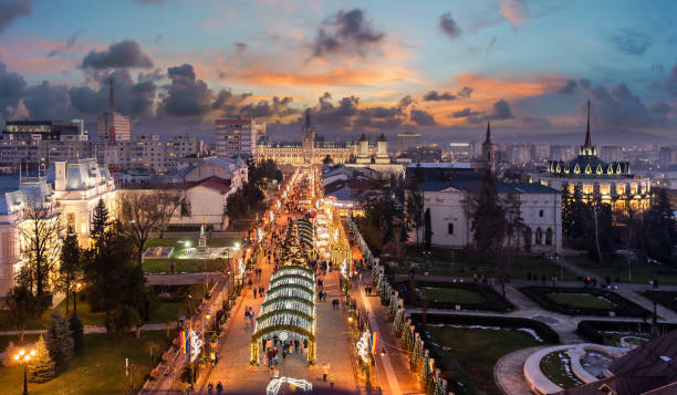 рождественский базар в центре города яссы на закате, румыния - яссы стоковые фото и изображения