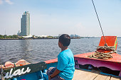 kinder-segeln-auf-yacht-im-meer-kind-segelt-auf-dem-boot.jpg?b=1&s=170x170&k=20&c=TW7mPboiUGvkK4GD4ja1y0LaiATSw7ICqI0RK-dTk08=