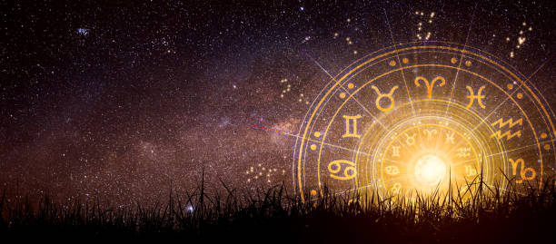 星占い円の中の占星術の十二支の兆候。占星術、天の川と月の上の空の星の知識。 - 12星座 ストックフォトと画像