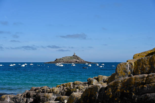 îlot saint-michel (isla de san miguel) es una isla de marea deshabitada en el canal de la mancha, cerca de sables-d'or-les-pins en la comuna de erquy en el departamento de côtes-d'armor de bretaña. - rocky mountian fotografías e imágenes de stock