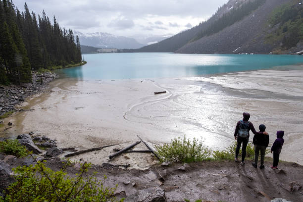 istock Fun hiking adventures with mom in winter around Canada 1417215174