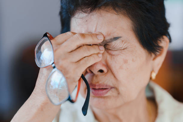 ältere menschen haben eine augenbelastung. aufgrund von übermäßiger beanspruchung der augen oder stress. konzept der gesundheitsprobleme bei älteren menschen. - human eye rubbing tired glasses stock-fotos und bilder