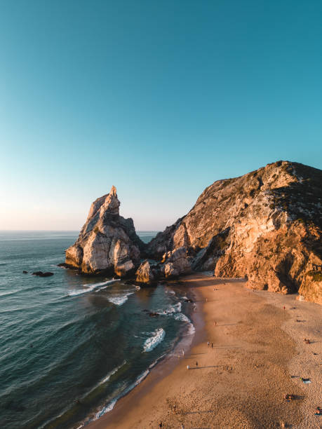 widok z lotu ptaka na plażę ursa, w pobliżu cabo da roca graniczącego z oceanem atlantyckim - cabo da roca zdjęcia i obrazy z banku zdjęć