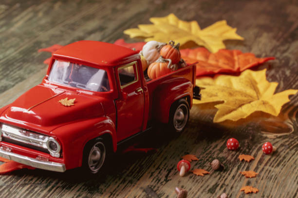 jesienne tło, rozmyta scena retro - pick up truck truck toy figurine zdjęcia i obrazy z banku zdjęć