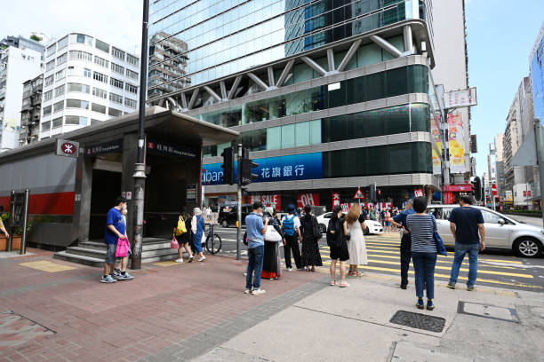 mongkok pedestrian shopping street, hong kong - electronic billboard billboard sign arranging imagens e fotografias de stock