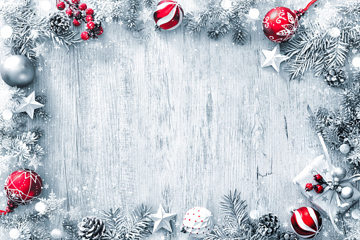 Fondo de Navidad y Año Nuevo con ramas de abeto, cajas de regalo, adornos y nevadas photo