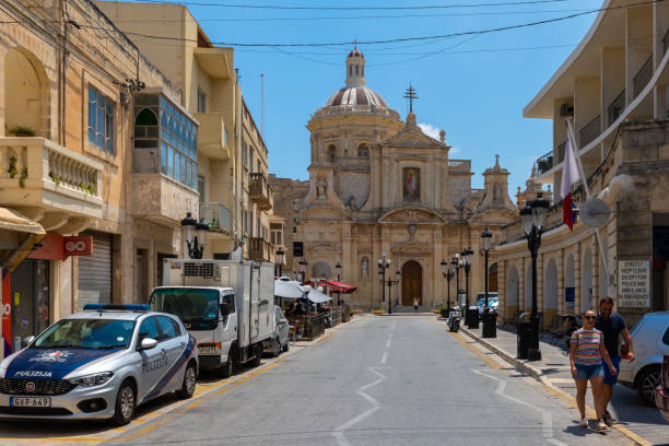 la basílica de san pablo es una iglesia parroquial católica situada en el centro de rabat. - gozo malta natural arch natural phenomenon fotografías e imágenes de stock