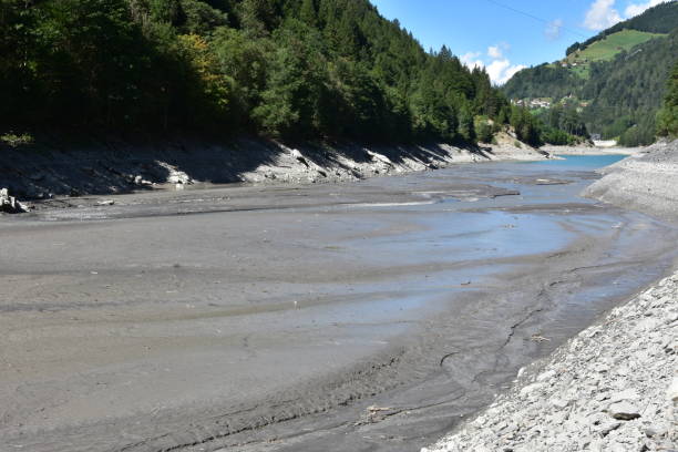 スイスのタミナ川の一部、乾燥した河床を持つザンクトガレン州。 - global warming drought riverbank dirt ストックフォトと画像