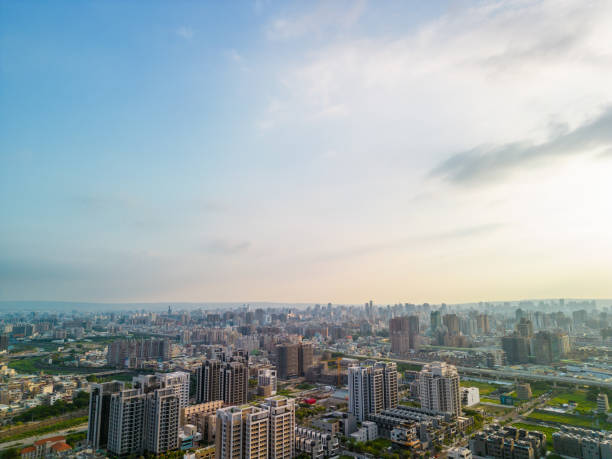 luftaufnahme der skyline der stadt taichung im bezirk beitun bei sonnenuntergang - boulevard mansion road grounds stock-fotos und bilder