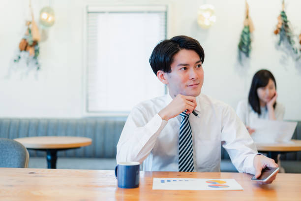 un homme d’affaires travaillant dans un café - shirt necktie men businessman photos et images de collection