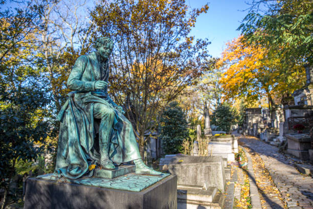 der friedhof père-lachaise ist der größte friedhof in paris und einer der berühmtesten der welt. - lachaise stock-fotos und bilder