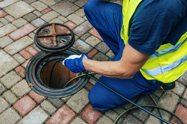 servicemitarbeiter reinigen verstopfte abwasserleitung mit hydrojetting - kanalisationsabflüsse stock-fotos und bilder