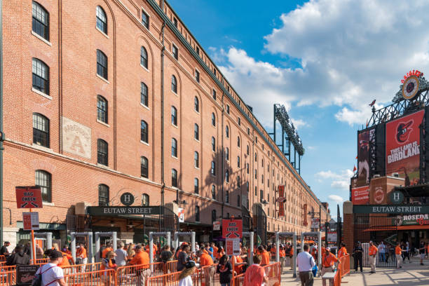 entrée de la rue eutaw à camden yards avec les fans de baseball - stadium baseball baseballs camden yards photos et images de collection