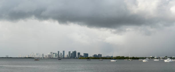 마이애미 여름 - florida weather urban scene dramatic sky 뉴스 사진 이미지