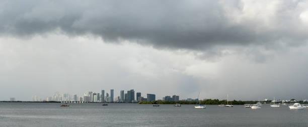 miami summer - florida weather urban scene dramatic sky imagens e fotografias de stock