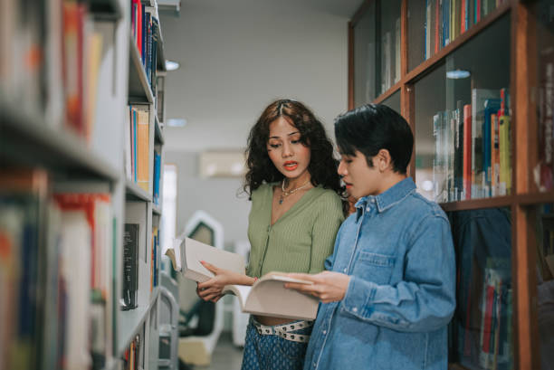 2 아시아 lgbtq + 성인 학생 대학 도서관에서 책꽂이 독서에서 책을 집어 들다 - bookstore student chinese ethnicity book 뉴스 사진 이미지