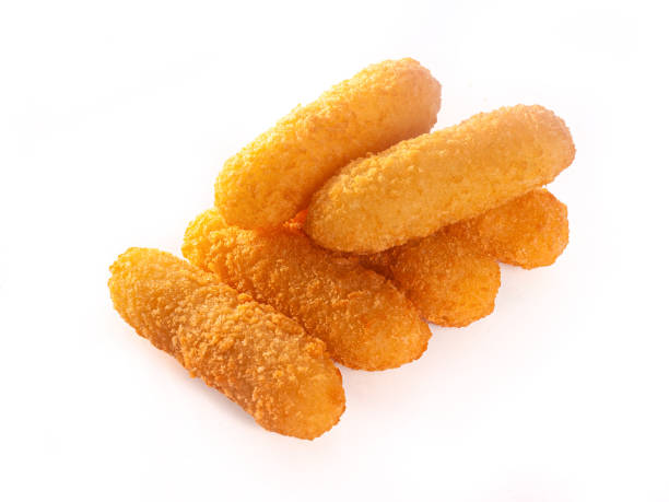 палочки моцарелла жареная во фритюре закуска на белом фоне изолирована - mozzarella stick стоковые фото и из�ображения